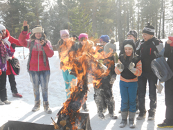 Торжественное сожжение чучела зимы на Дне пробуждения природы, первом выездном мероприятии Года экологической культуры