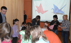 Совместно с сотрудниками Дирекции и педагогами детского дома школьники занимались оригами