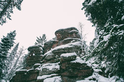 Тропы красноярского хайкинга на Мининских Столбах включают в себя все главные достопримечательности памятник природы.