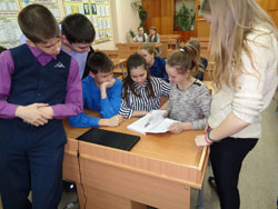 Минусинские школьники получили возможность прикоснуться к Красной книге и рассмотреть её страницы