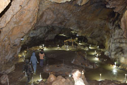 Пещера Караульная полностью оборудована для проведения экскурсий.