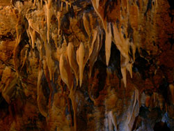 Кальцитовые сталактиты в пещере.