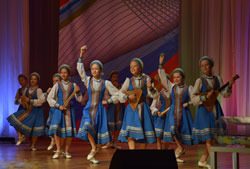 На праздничную танцевальную сцену поднялись лауреаты многочисленных конкурсов и фестивалей, хореографический ансамбль Кабриоль...